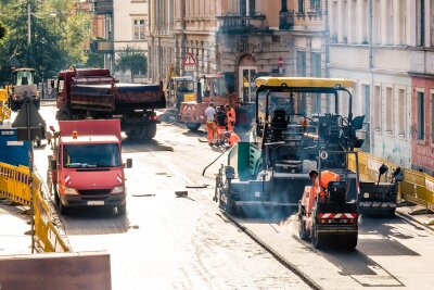 Neue Straßensperrungen: Der Baustellen-Überblick für Chemnitz, Zwickau, das Erzgebirge und weitere Regionen - Baufahrzeuge rollen wieder an. 