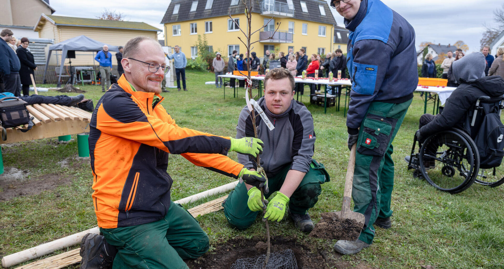 Don-Bosco-Azubis pflanzen acht alte Apfelsorten
