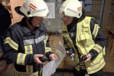 Rettungskräfte rücken im Seniorenheim an: Feuerwehr probt den Ernstfall - Auch das Zusammenspiel der Führungsebenen, hier Aiko Rehwagen (l.) und Christian Scheibner, wurde trainiert.