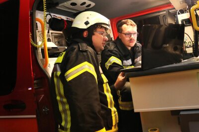 Rettungskräfte rücken im Seniorenheim an: Feuerwehr probt den Ernstfall - Koordination ist wichtig: Marten Rehwagen (l.) und Tim Pöhlandt.