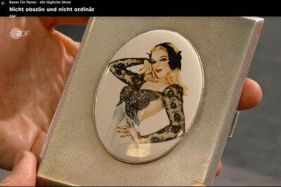 Ganz schön sexy: Das Zigarettenetui ist mit einem Pin-up-Girl verziert.