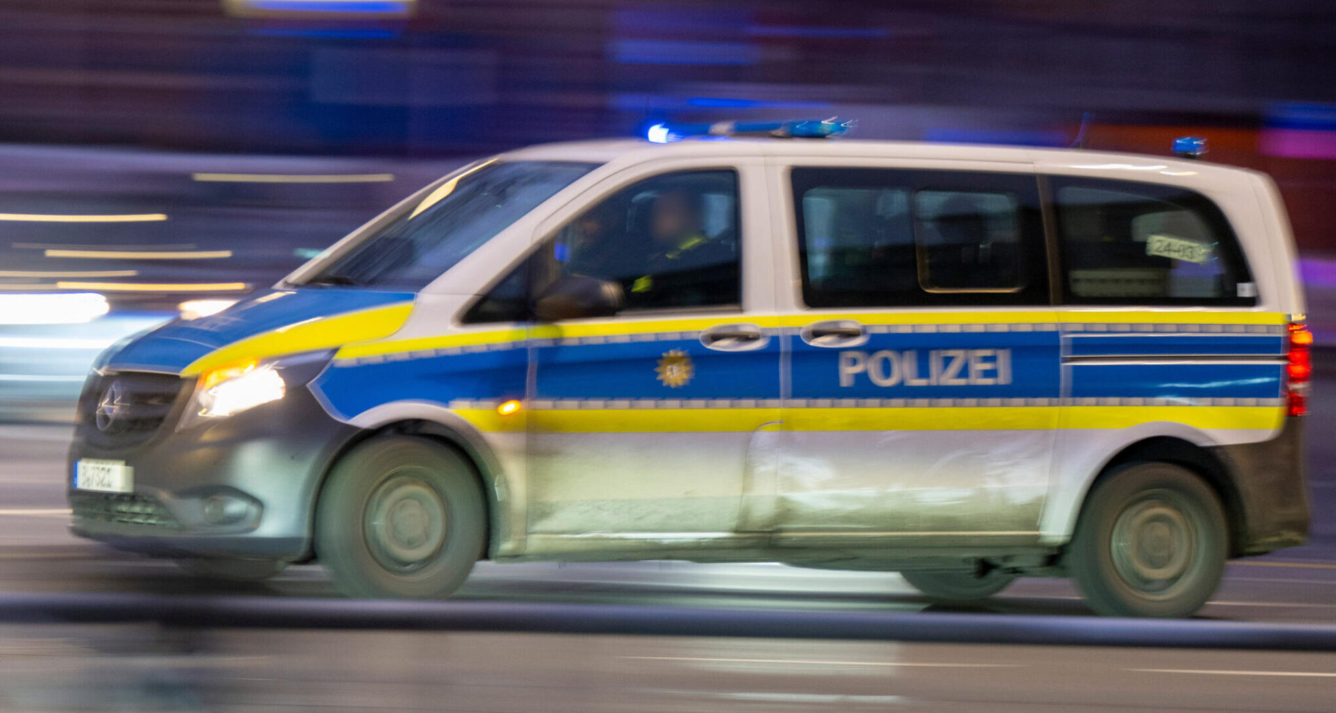Mann zielt mit Waffe aus Wohnung heraus auf Passantin