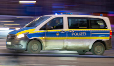 Mann zielt mit Waffe aus Wohnung heraus auf Passantin