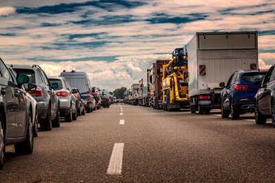 Dreifach-Kollision A 72 bei Stollberg: 59-Jährige schwer verletzt - Symbolbild.