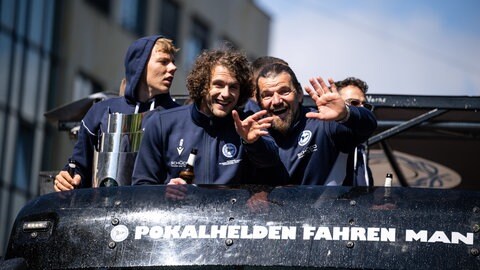 Mannschaft von Arminia Bielefeld wird in Bielefeld trotz Pokalniederlage gefeiert