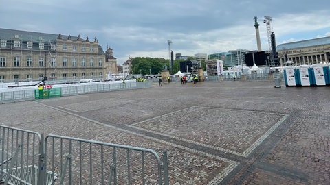 Der Schlossplatz in Stuttgart im Regen, leer vor dem Pokalempfang
