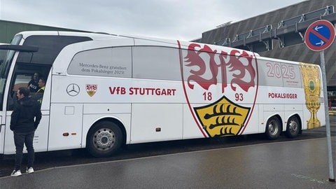 Der Bus des VfB Stuttgart steht vor dem Flughafen und wartet auf die Ankunft der Mannschaft