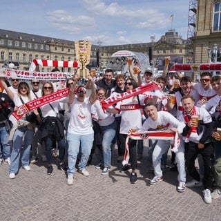 Fans des VfB Stuttgart beim Public Viewing auf dem Schlossplatz