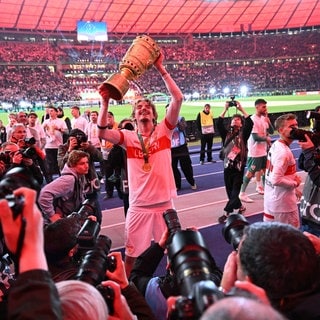 Nick Woltemade bejubelt den Pokalsieg mit dem VfB Stuttgart