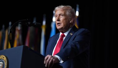 Der US-Überblick am Morgen: Trump droht mit Entlassungen, Kritik an Pete Hegseths Militärtreffen