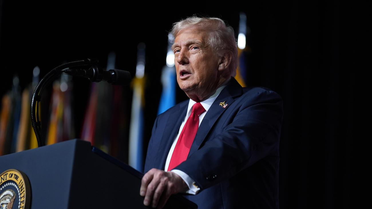 Der US-Überblick am Morgen: Trump droht mit Entlassungen, Kritik an Pete Hegseths Militärtreffen