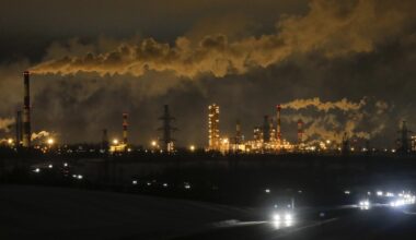 Ukrainekrieg: Behörden melden Großbrand in wichtiger russischer Ölraffinerie