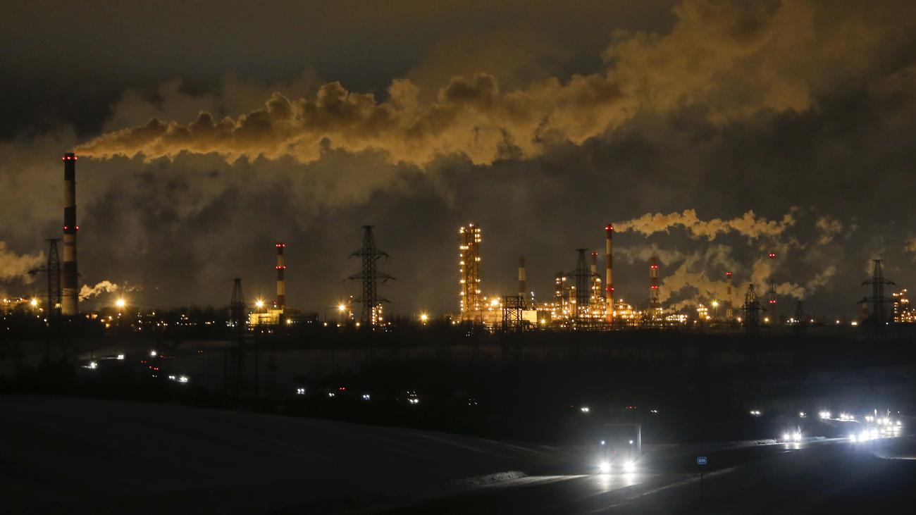 Ukrainekrieg: Behörden melden Großbrand in wichtiger russischer Ölraffinerie