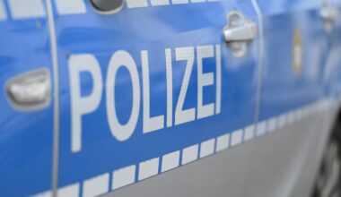 Unbekannte werfen Pflasterstein aus Mehrfamilienhaus nach Security-Mitarbeitern