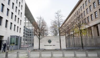 Berlin: Polizei nimmt fünf Menschen nach Farbattacke auf Auswärtiges Amt fest