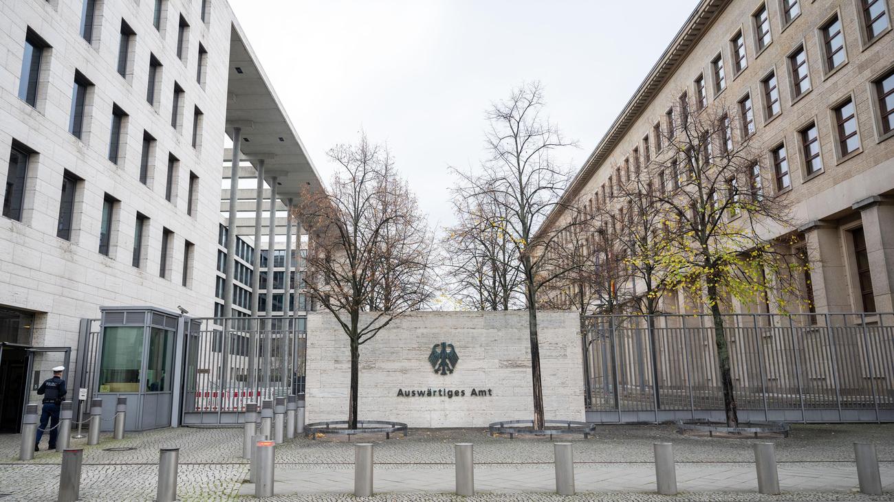 Berlin: Polizei nimmt fünf Menschen nach Farbattacke auf Auswärtiges Amt fest