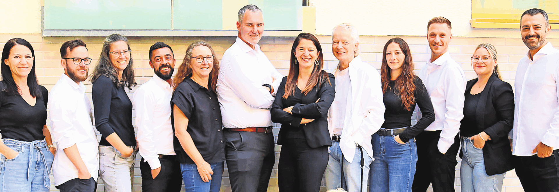 Monica Rata und Daniel Schön mit ihrem Team. Foto: Eva Herschmann