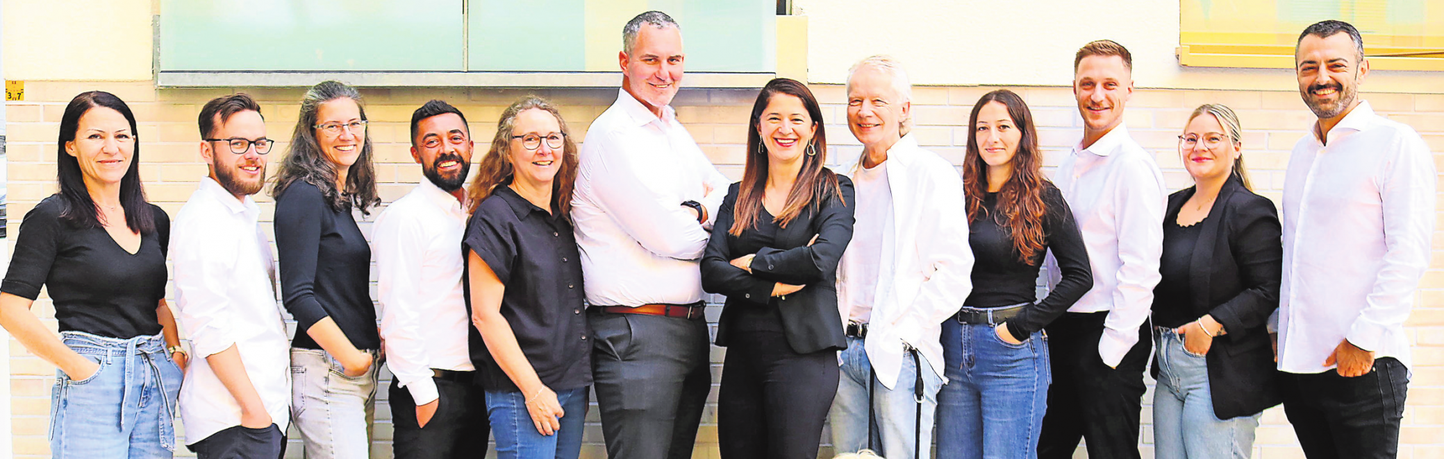 Monica Rata und Daniel Schön mit ihrem Team. Foto: Eva Herschmann