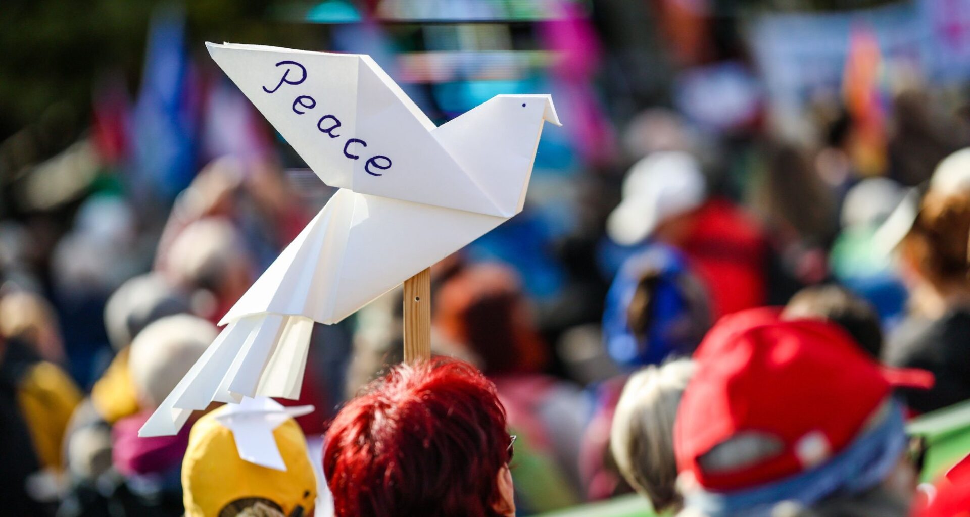 Friedensdemonstration – Demos in Berlin und Stuttgart: Rente statt Raketen