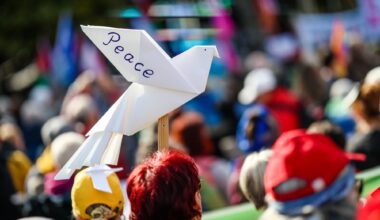 Friedensdemonstration – Demos in Berlin und Stuttgart: Rente statt Raketen