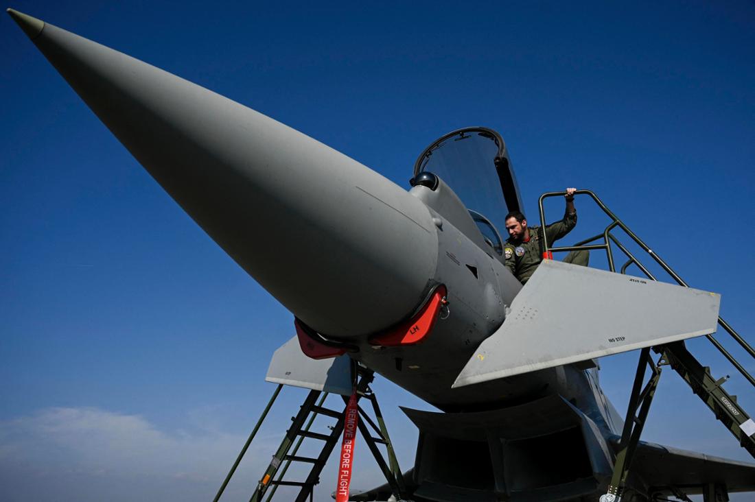 Ein spanischer Pilot Klettert in die Kanzel von seinem Eurofighter EF-2000 Typhoon II