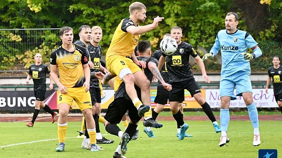 Sandersdorf überrascht beim VfL Halle – Derby-Drama in Halberstadt