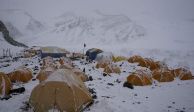 Bergsteigen: Bergungstrupps retten Hunderte Touristen vom Mount Everest