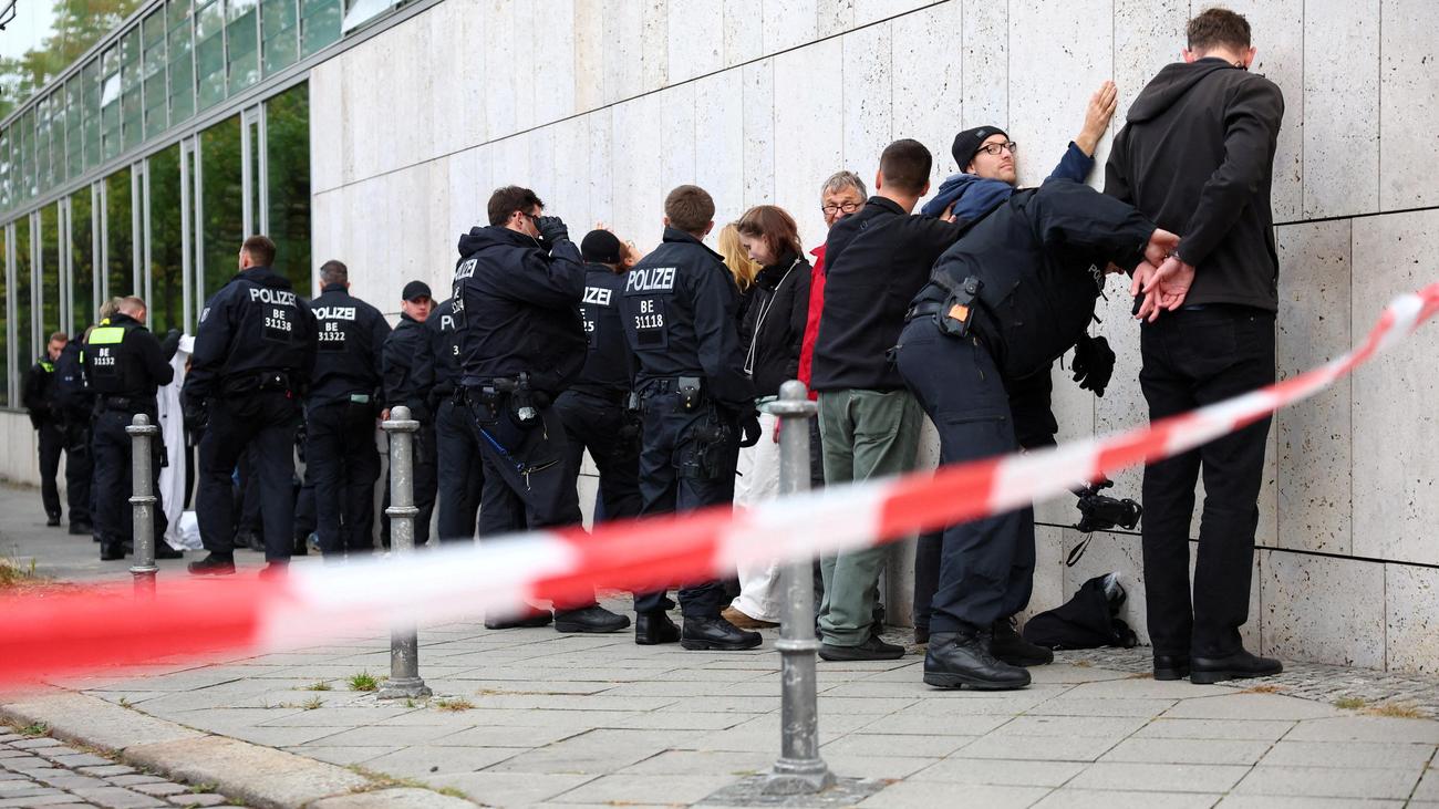 Berlin: Klimaaktivisten dringen in CDU-Parteizentrale ein