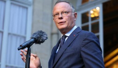 Regierungskrise in Frankreich: Französischer Ex-Premier fordert vorgezogene Präsidentschaftswahl