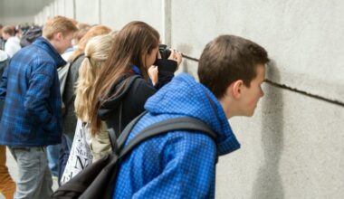 Symbolbild: Touristen besuchen am 24.06.2014 in Berlin Mauerreste die Gedenkstätte an der Bernauer Straße. (Quelle: dpa/Gambarini)