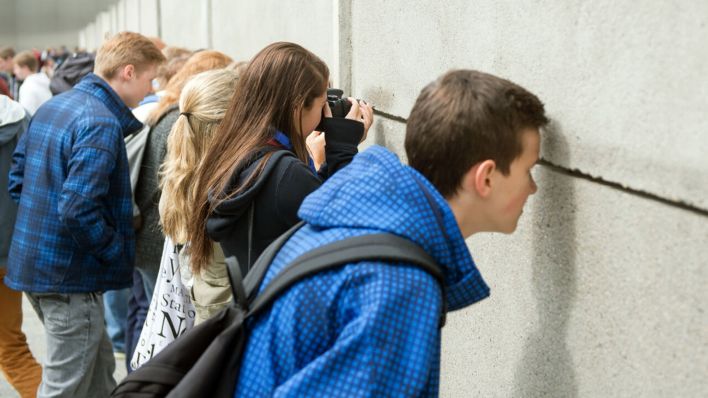 Symbolbild: Touristen besuchen am 24.06.2014 in Berlin Mauerreste die Gedenkstätte an der Bernauer Straße. (Quelle: dpa/Gambarini)