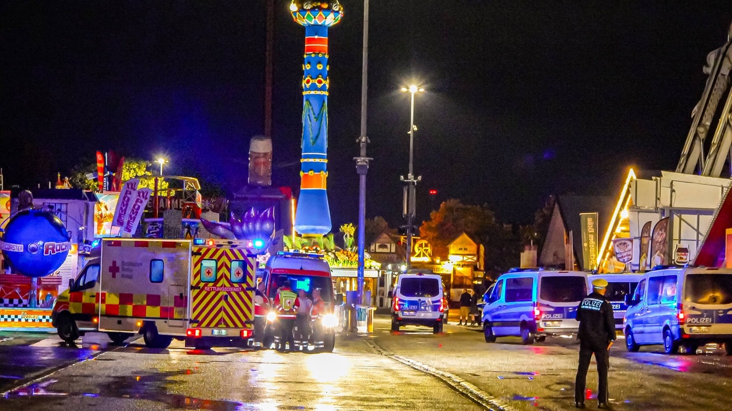 Viele Polizisten verletzt: Zeugen zu Schlägerei auf Wasen gesucht