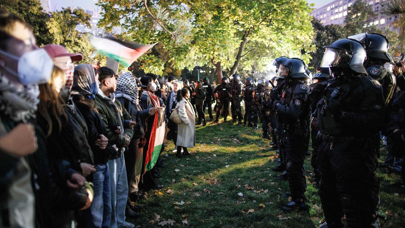 7. Oktober: Polizei löst verbotene antiisraelische Demonstration in Berlin auf