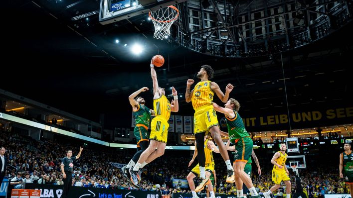 Alba Berlin im Spiel gegen Trier (imago images/Tilo Wiedensohler)