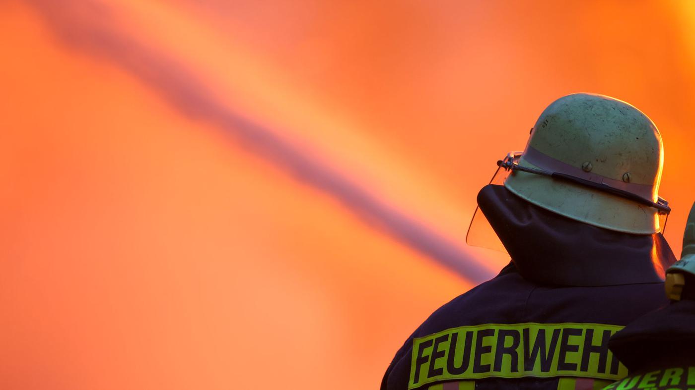 Drei Jugendliche schütten Öl aus und zünden es an