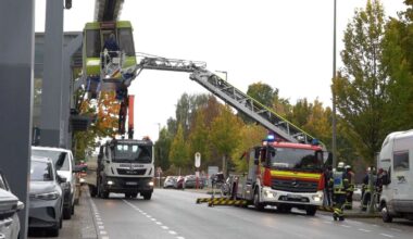 Schwebebahn prallt in NRW gegen Kran – Höhenretter im Einsatz