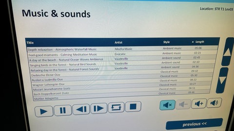Ein Touchscreen in den Schlafkabinen am Stuttgarter Flughafen, auf dem Reisende Musik, Lüftung, Weckdienste und sonstige Funktionen bedienen können. 