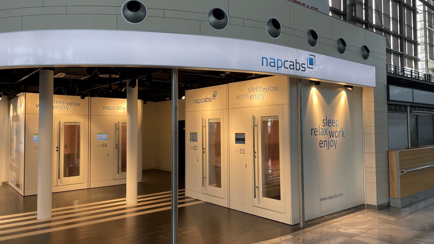 Test: Neue Schlafkabinen am Flughafen Stuttgart