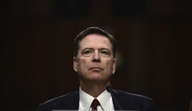 Anklage: Ex-FBI-Chef James Comey plädiert vor Gericht auf nicht schuldig - DIE ZEIT