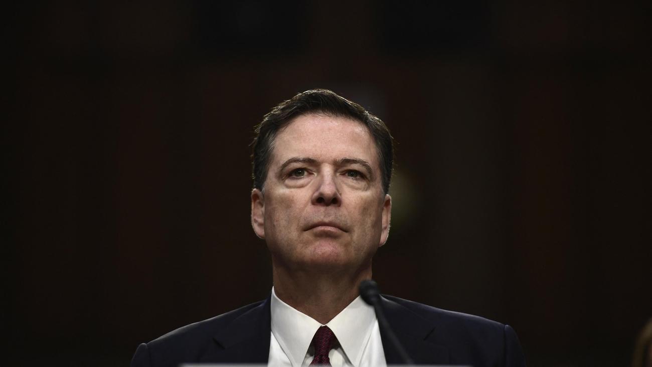 Anklage: Ex-FBI-Chef James Comey plädiert vor Gericht auf nicht schuldig - DIE ZEIT