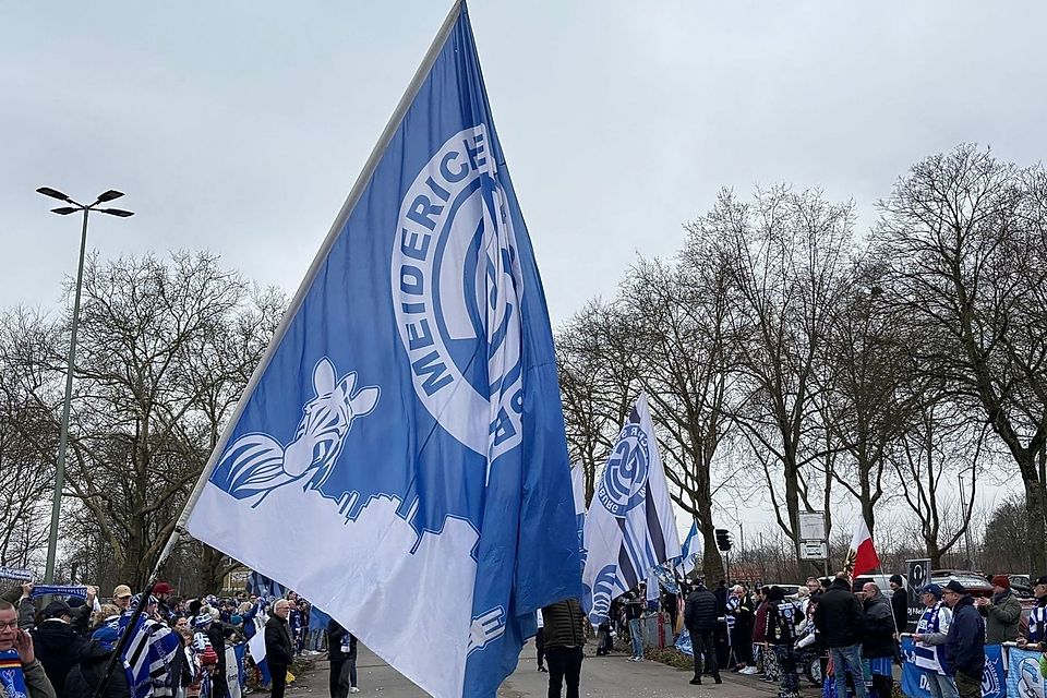 Fans schwingen eine MSV-Flagge. 
