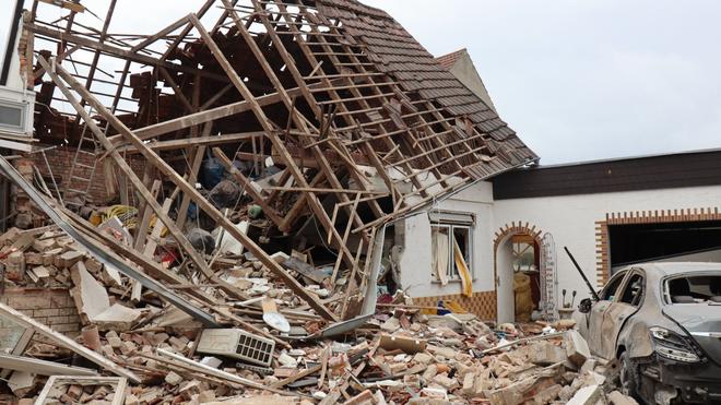 Landkreis Karlsruhe: Ein Gebäude liegt nach einer Explosion in Trümmern.
