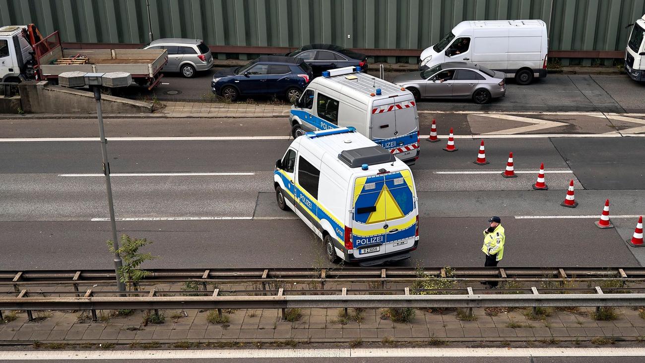 Vollsperrung: Polizei auf der Berliner Stadtautobahn auf Spurensuche
