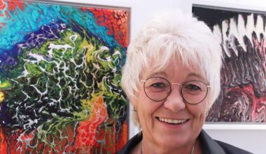 Annette Baberg zeigt abstrakte Pouring-Kunst im kleinen Prinzen