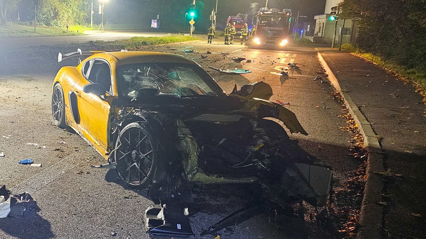 500PS: B10 bei Pforzheim nach Unfall mit Sportwagen gesperrt