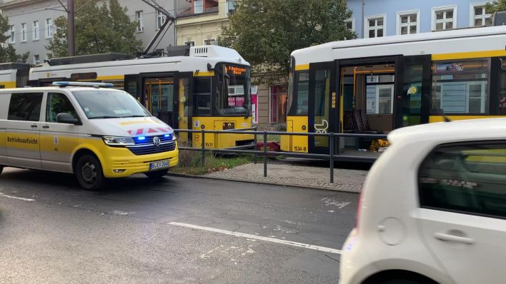 Ein Jugendlicher wurde bei einem Unfall mit einer Straßenbahn am 10.10.2025 in Weißensee schwer verletzt. (Quelle: rbb)