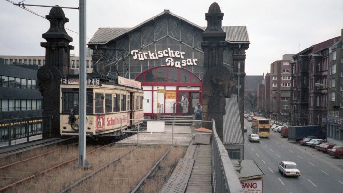 Die Straßenbahn, die zwischen türkischem Basar und Flohmarkt am Nollendorfplatz pendelte (Foto: Blick auf die Geschäfte des Türkischen Basars 1980 (Foto: Historisches Archiv der BVG).