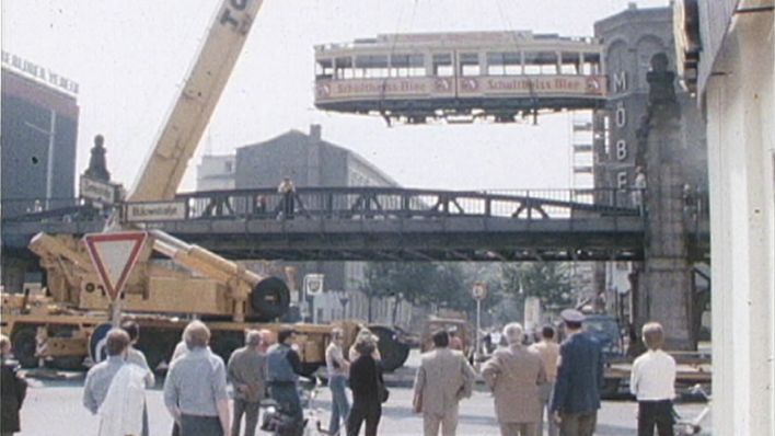 Im Juli 1978 wird eine Straßenbahn wird aufs Gleis der U2 gesetzt (Bild: rbb).