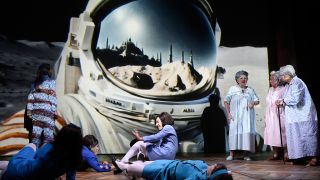 Maxim Gorki Theater: "Das Rote Haus"; © Thomas Aurin