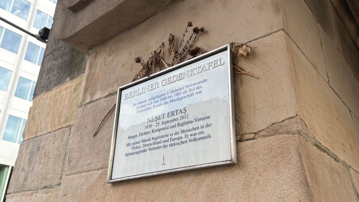 Ein Foto der Gedenktafel für Neset Ertas am Ubahnhof Bülowstraße (Foto: rbb/Julian von Bülow).